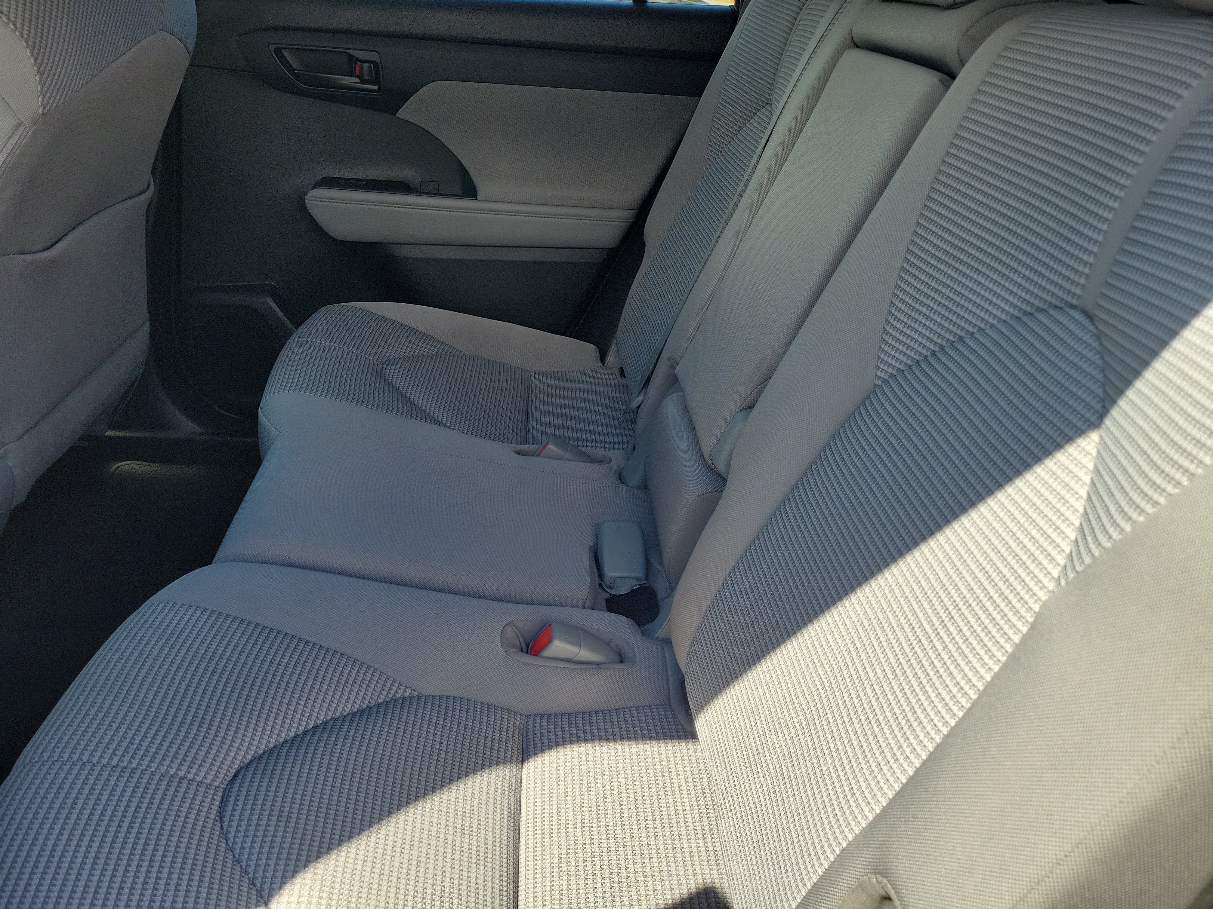 Used 2020 Toyota Highlander LE FWD image 12