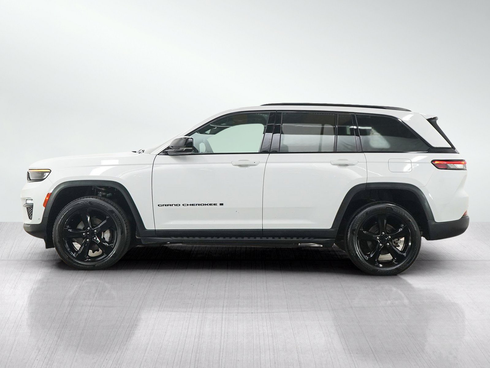 Used 2024 Jeep Grand Cherokee Limited w/ Luxury Tech Group II AWD/4WD image 3