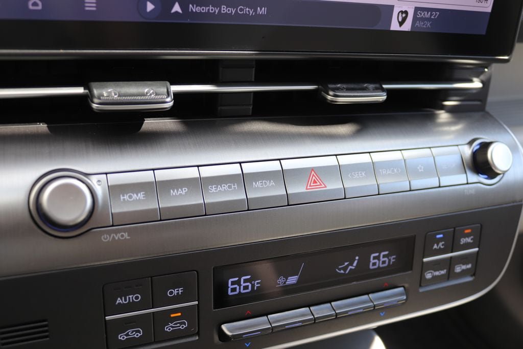 Used 2024 Hyundai Kona Limited FWD image 37