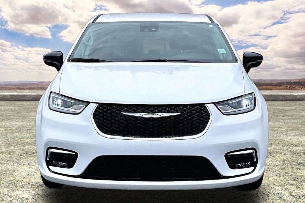 Used 2024 Chrysler Pacifica Touring-L FWD image 2