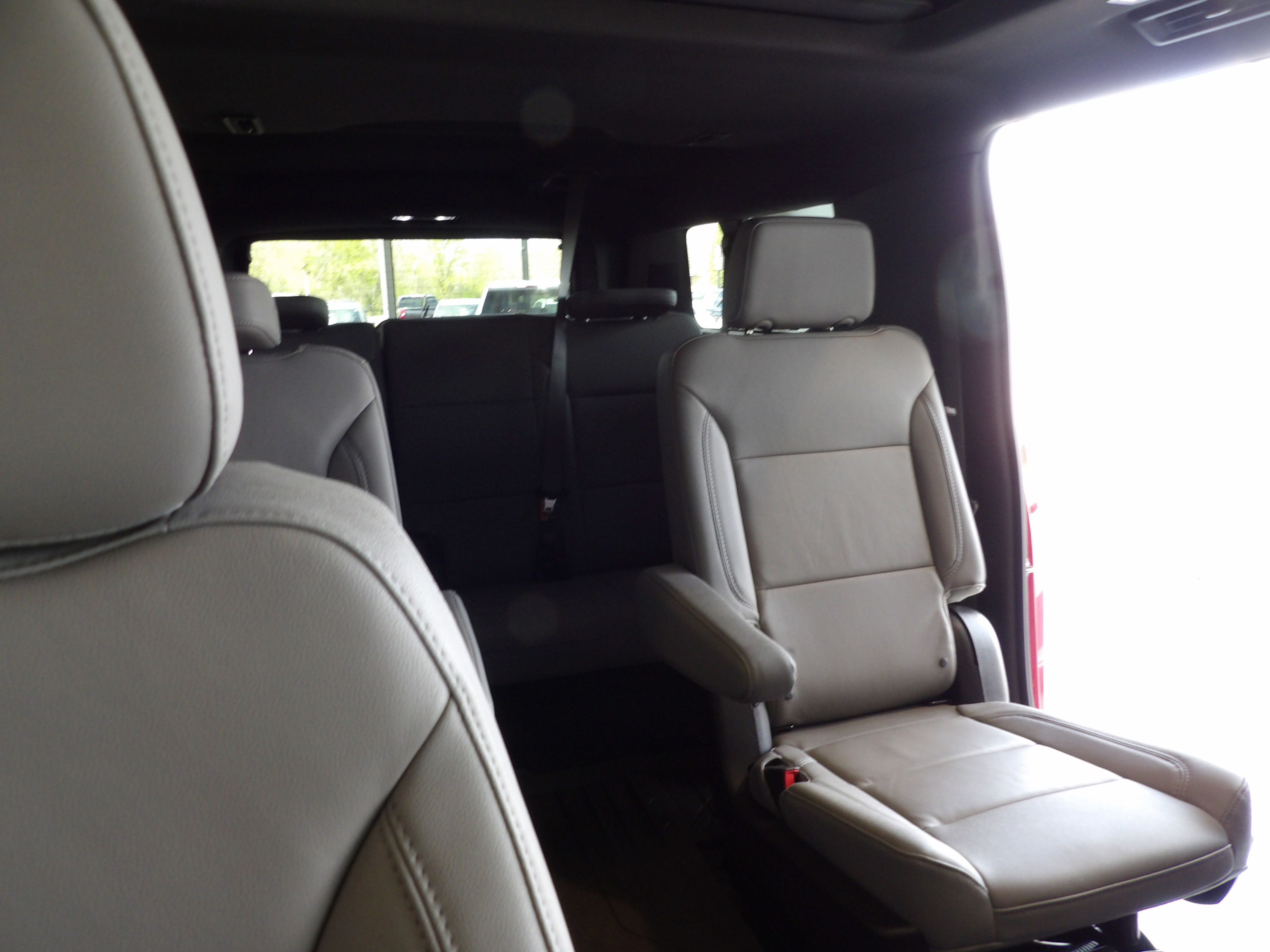 Used 2025 Chevrolet Suburban Z71 w/ Z71 Off-Road Package AWD/4WD image 29