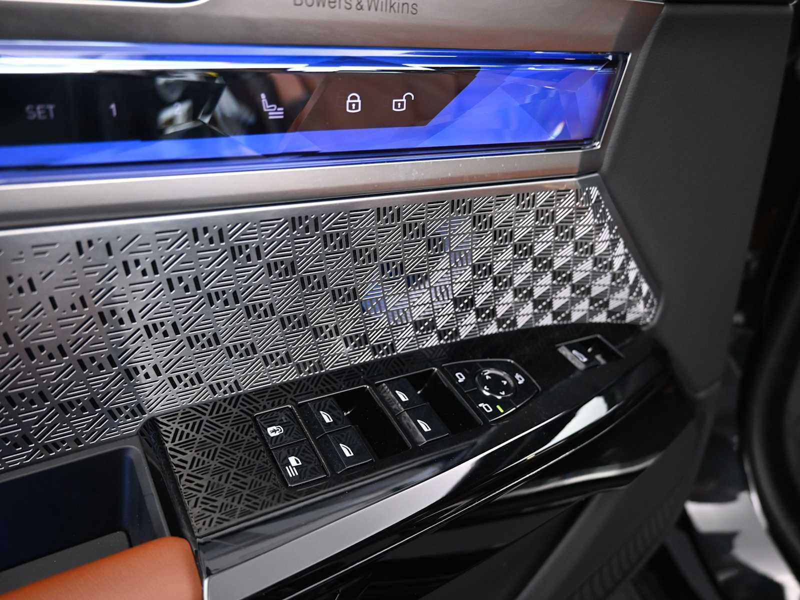 Used 2025 BMW 750e xDrive image 9