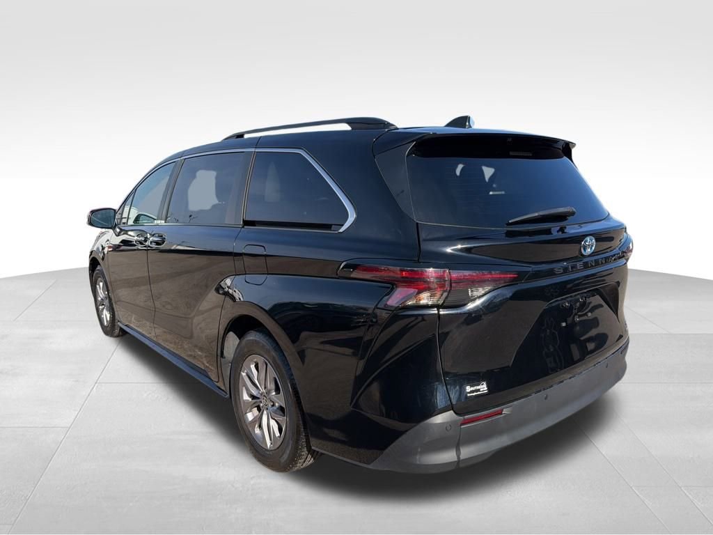 Used 2024 Toyota Sienna XLE image 3