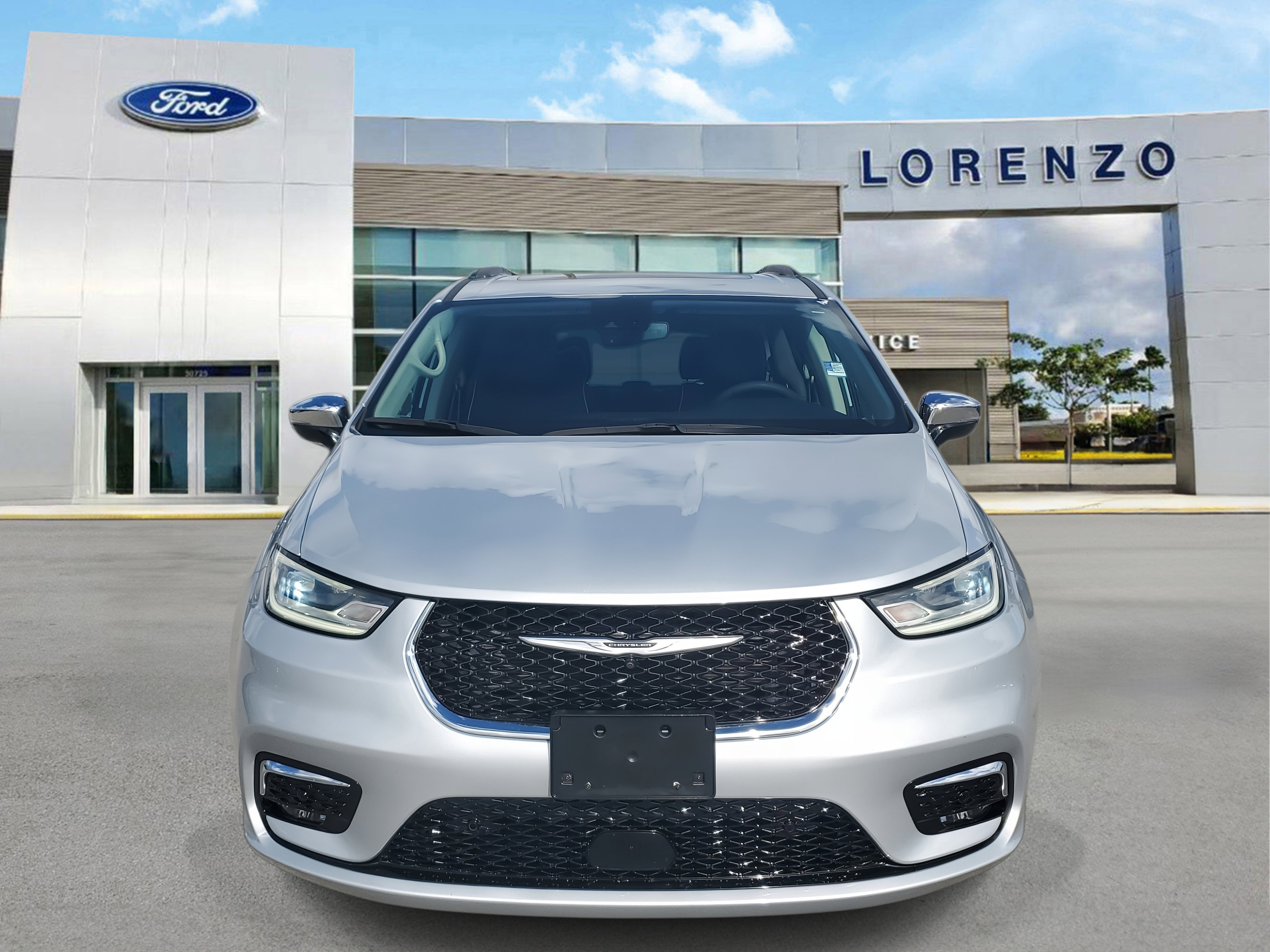 Used 2023 Chrysler Pacifica Limited w/ Uconnect Theater Family Group image 2