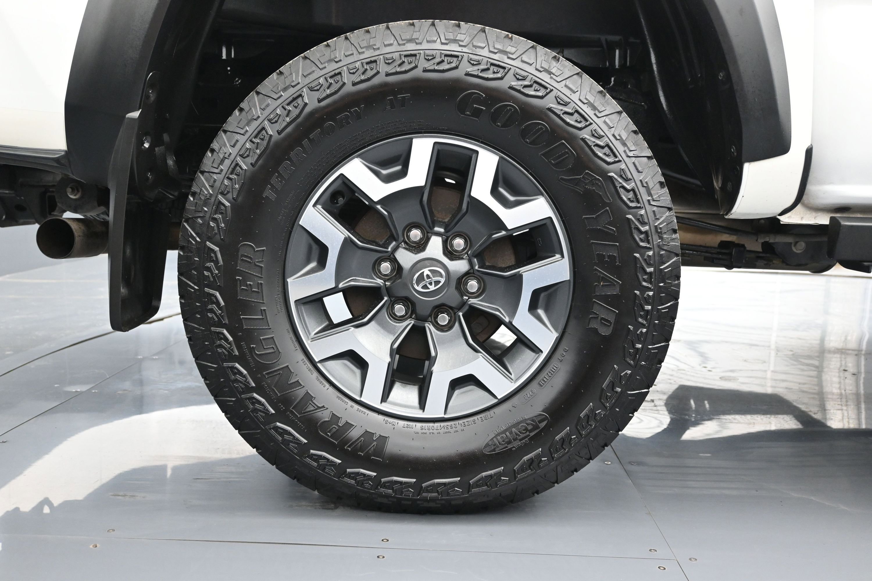 Used 2022 Toyota Tacoma TRD Off-Road AWD/4WD image 18