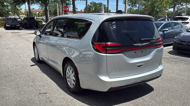 Used 2023 Chrysler Pacifica Touring-L FWD image 5
