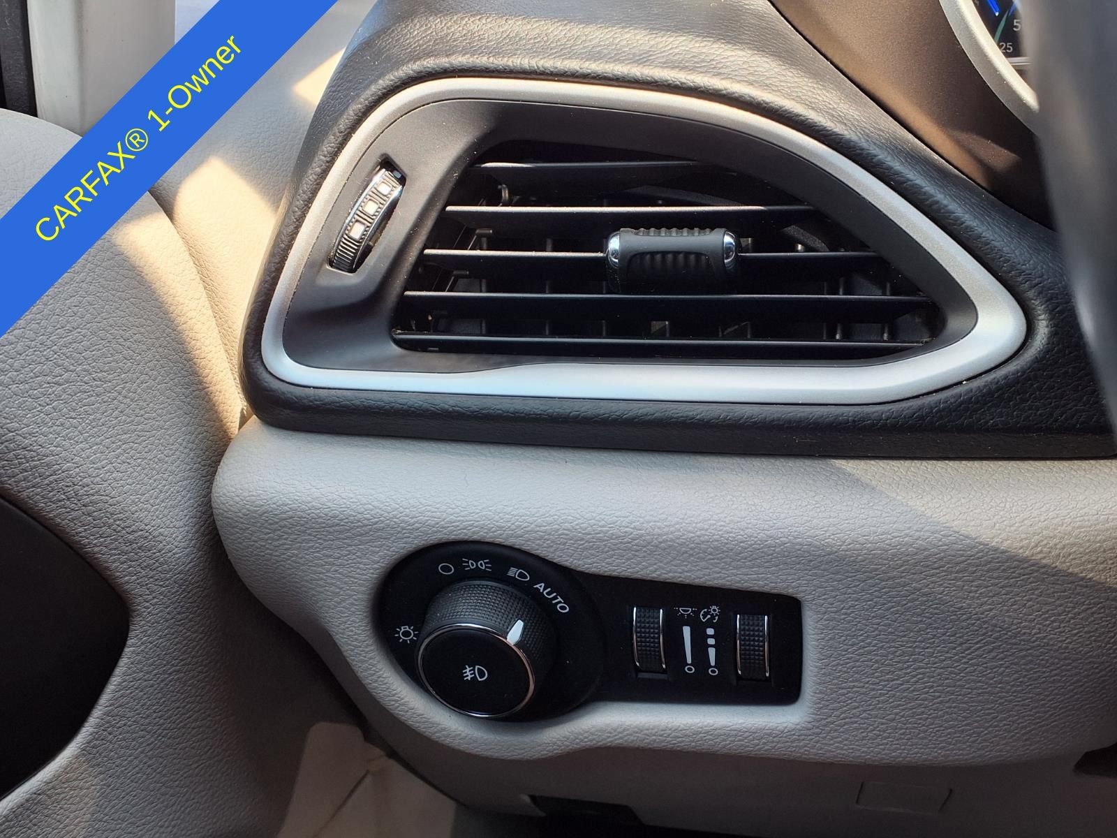 Used 2017 Chrysler Pacifica Premium FWD image 29