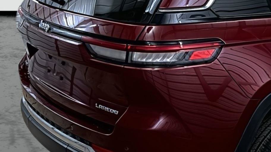 Used 2024 Jeep Grand Cherokee Laredo image 13
