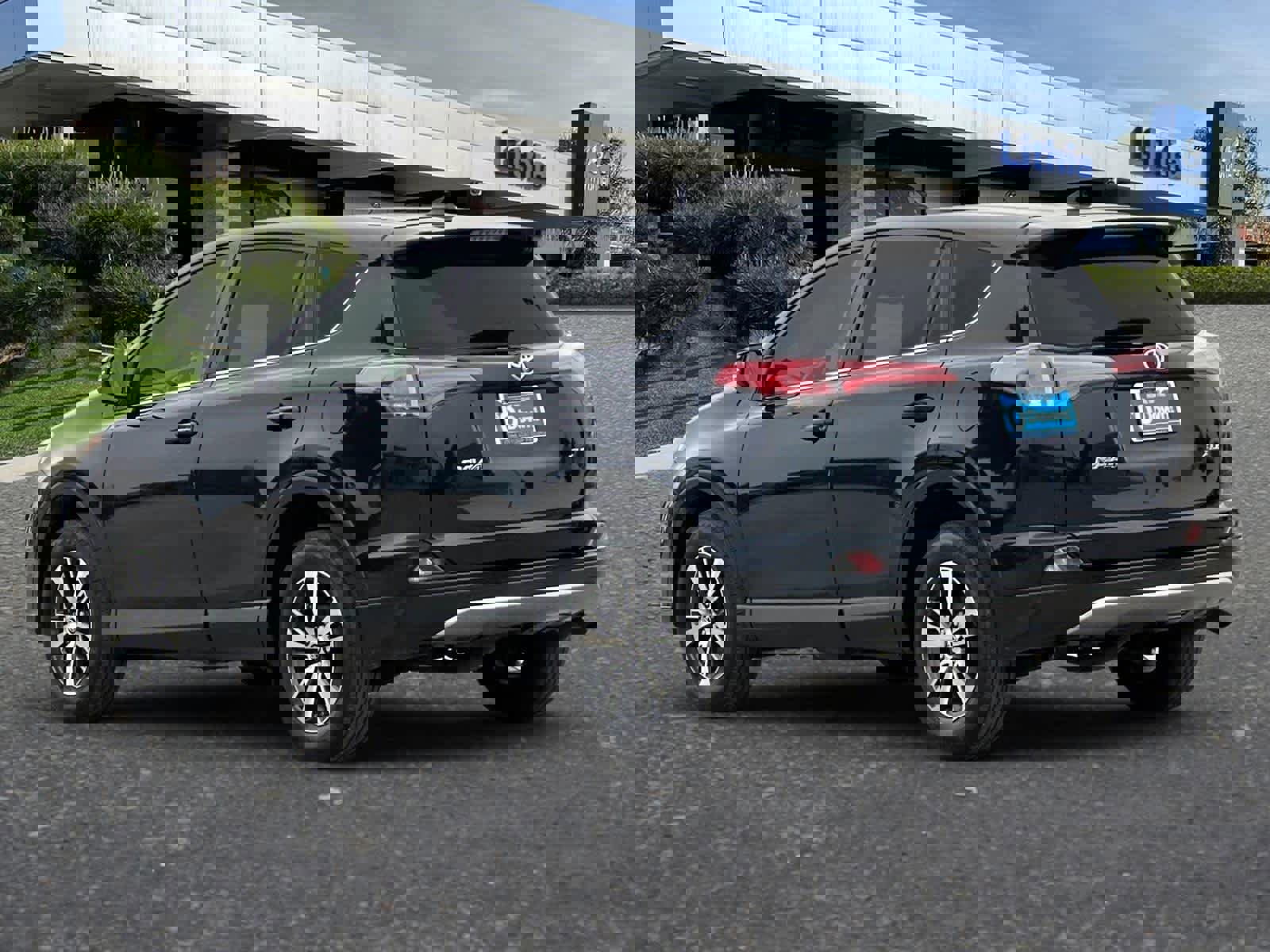 Used 2017 Toyota RAV4 XLE w/ Carpet Mat Package image 7