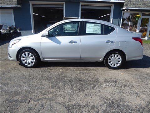 Used 2019 Nissan Versa SV image 2