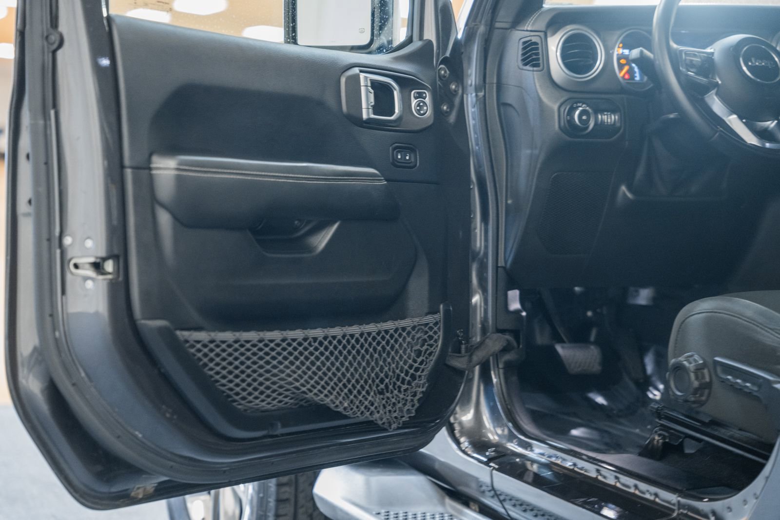 Used 2018 Jeep Wrangler Unlimited Sahara image 41