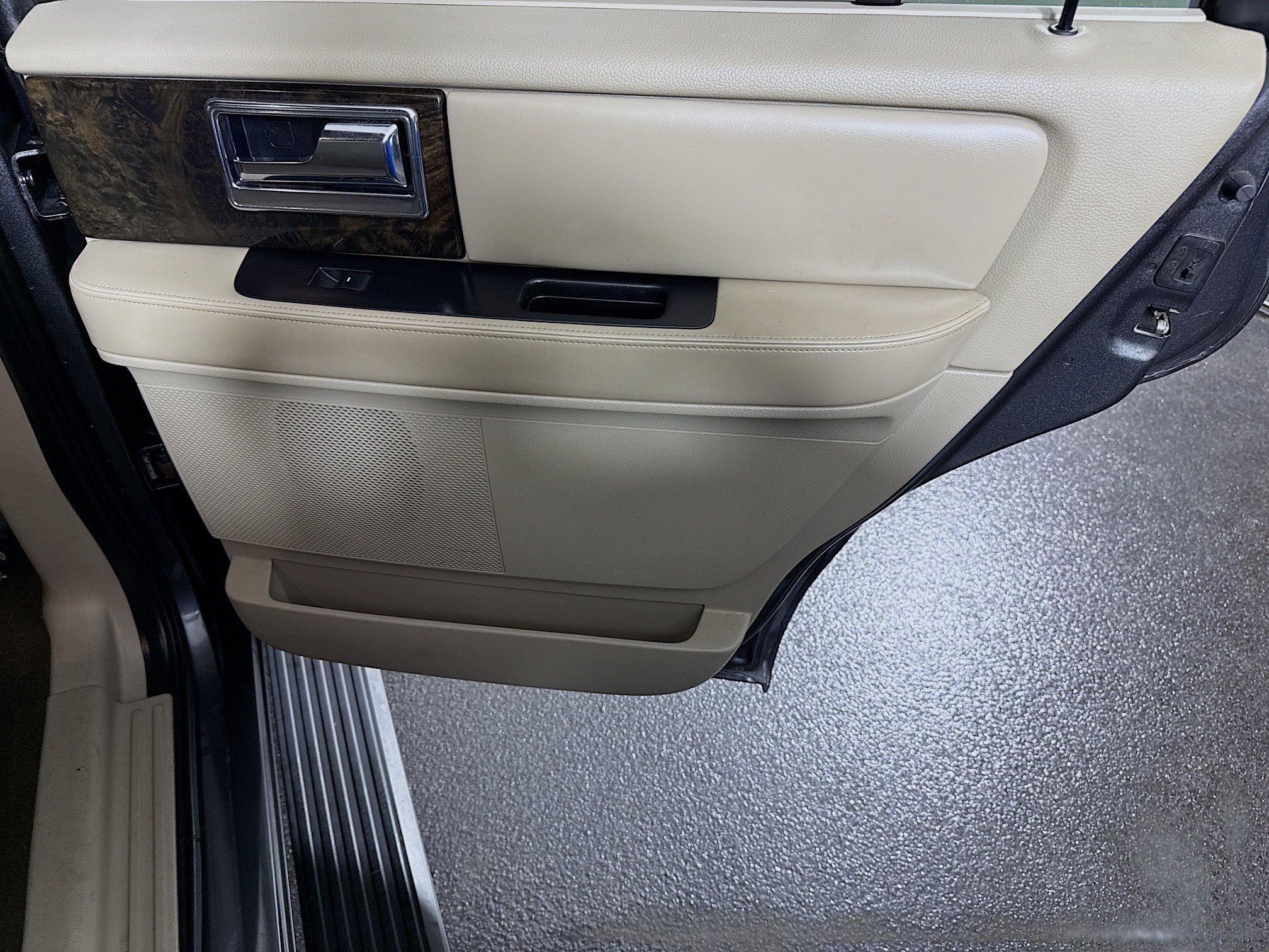 Used 2015 Lincoln Navigator 2WD image 28