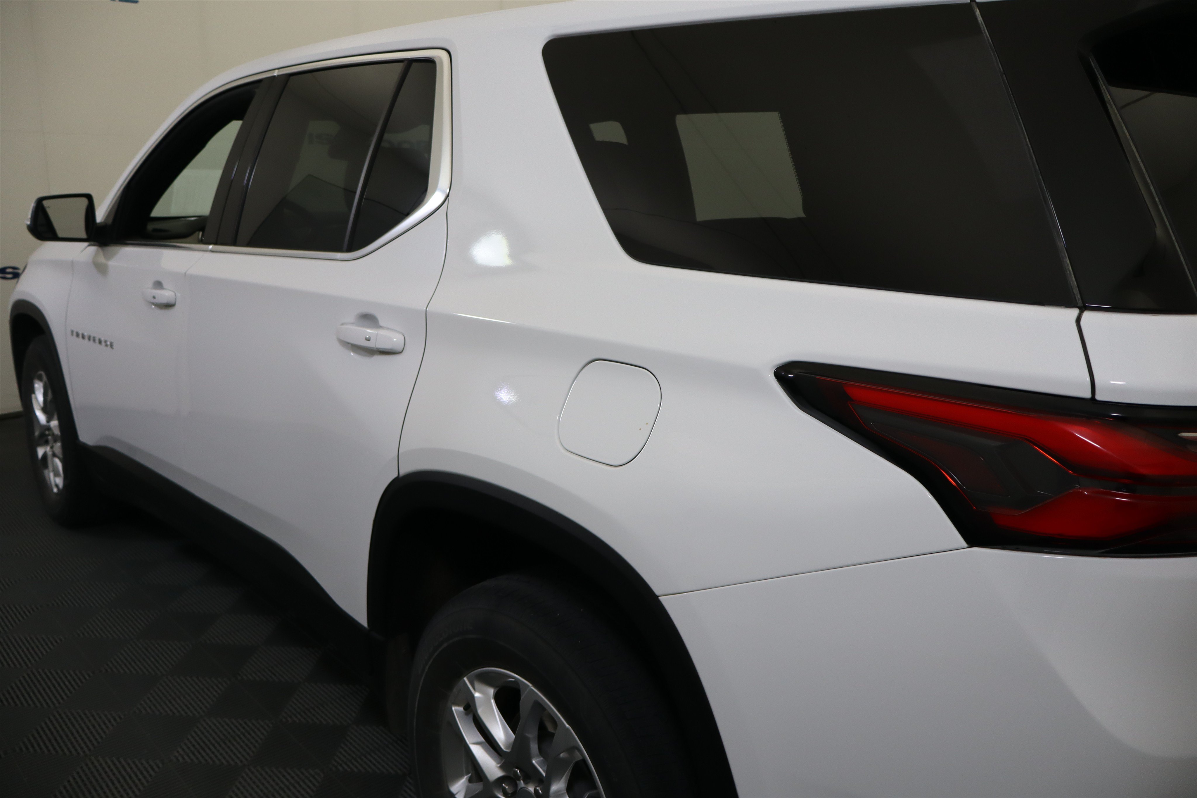 Used 2023 Chevrolet Traverse LS FWD image 11