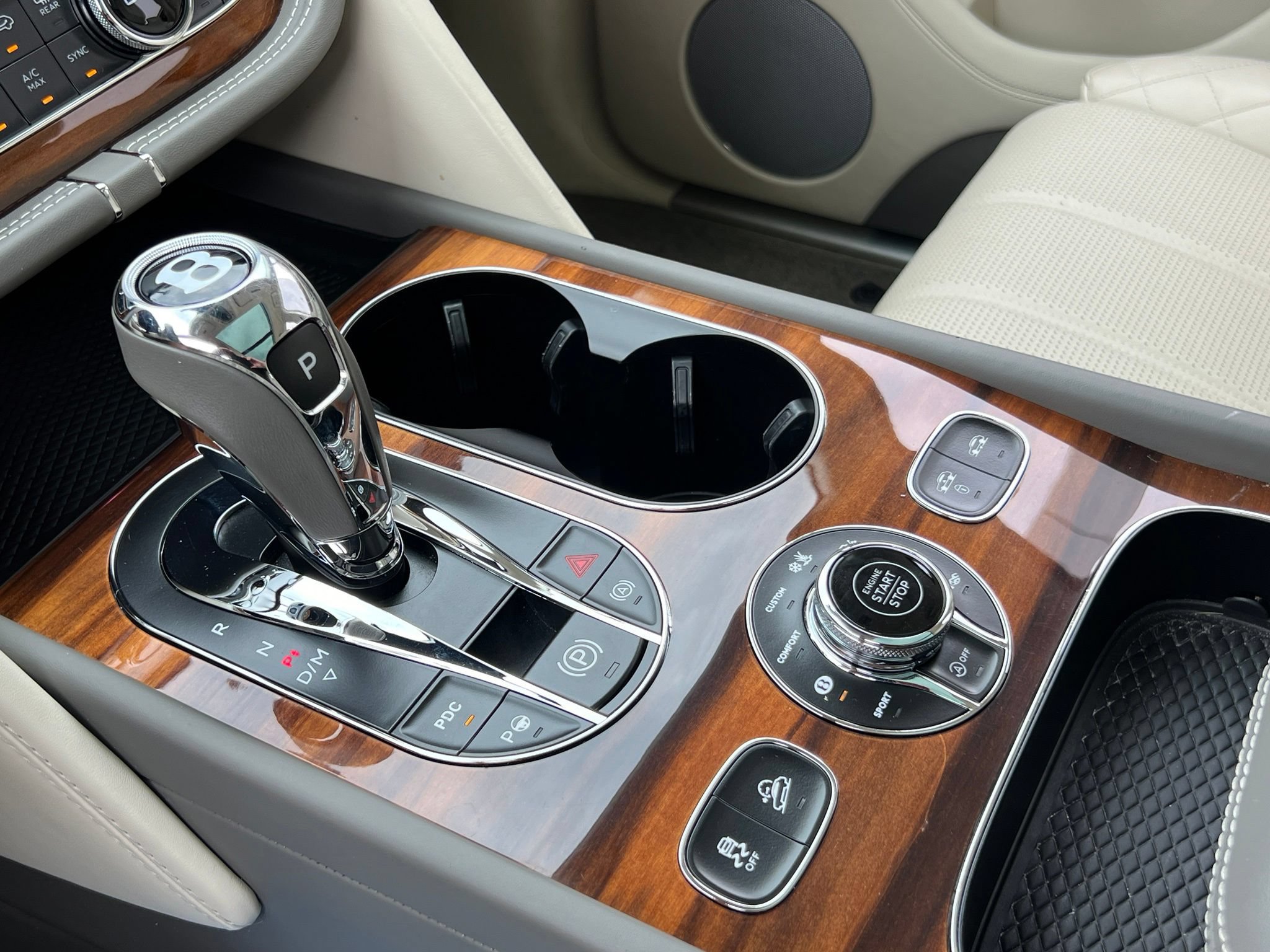 Used 2018 Bentley Bentayga AWD/4WD image 34
