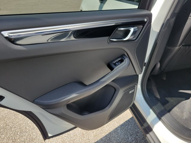 Certified 2015 Porsche Macan S AWD/4WD image 22
