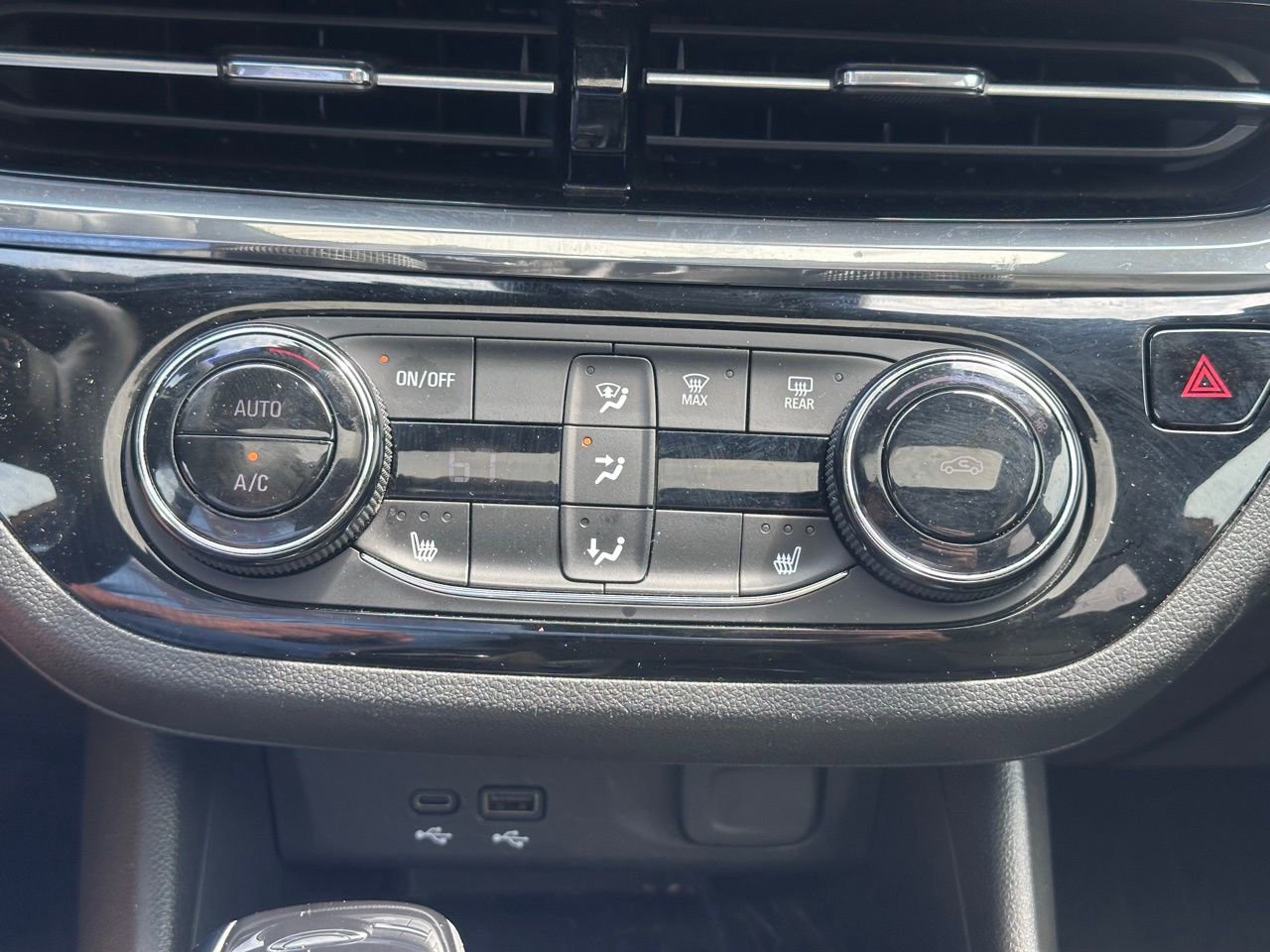 Used 2024 Buick Envista Sport Touring w/ Convenience I Package image 35