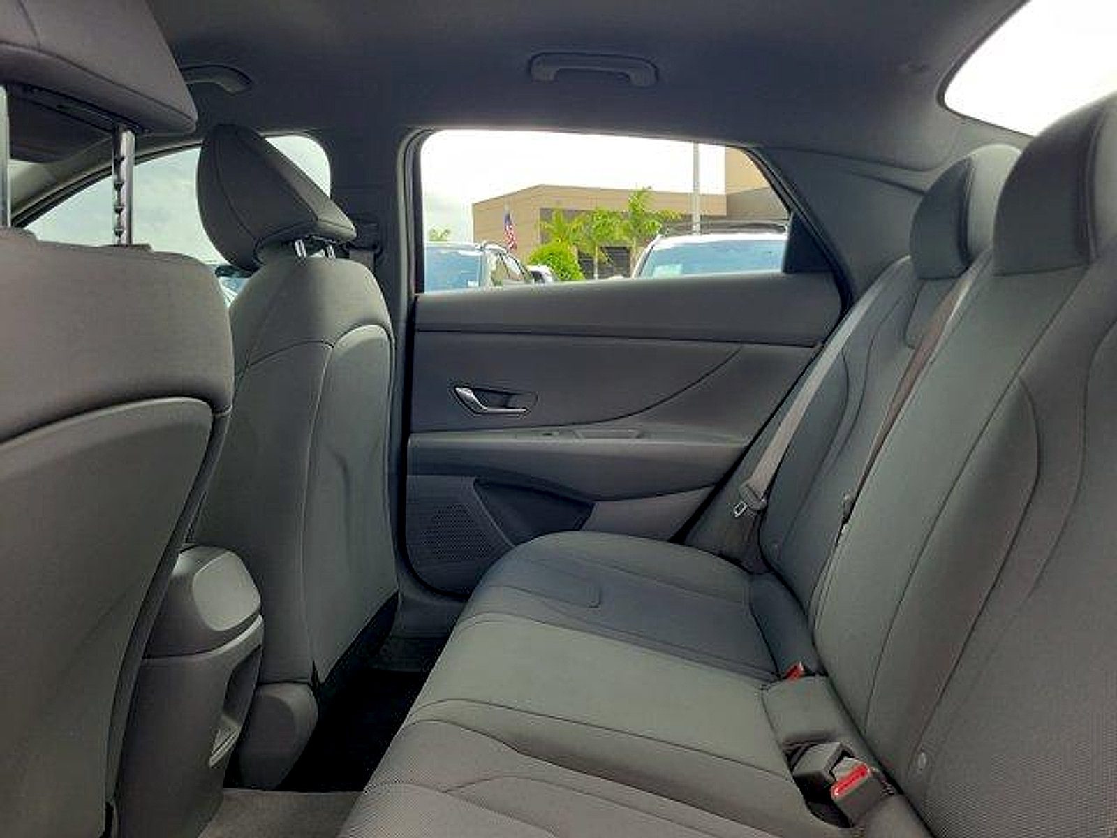 Certified 2025 Hyundai Elantra SE w/ Cargo Package FWD image 14