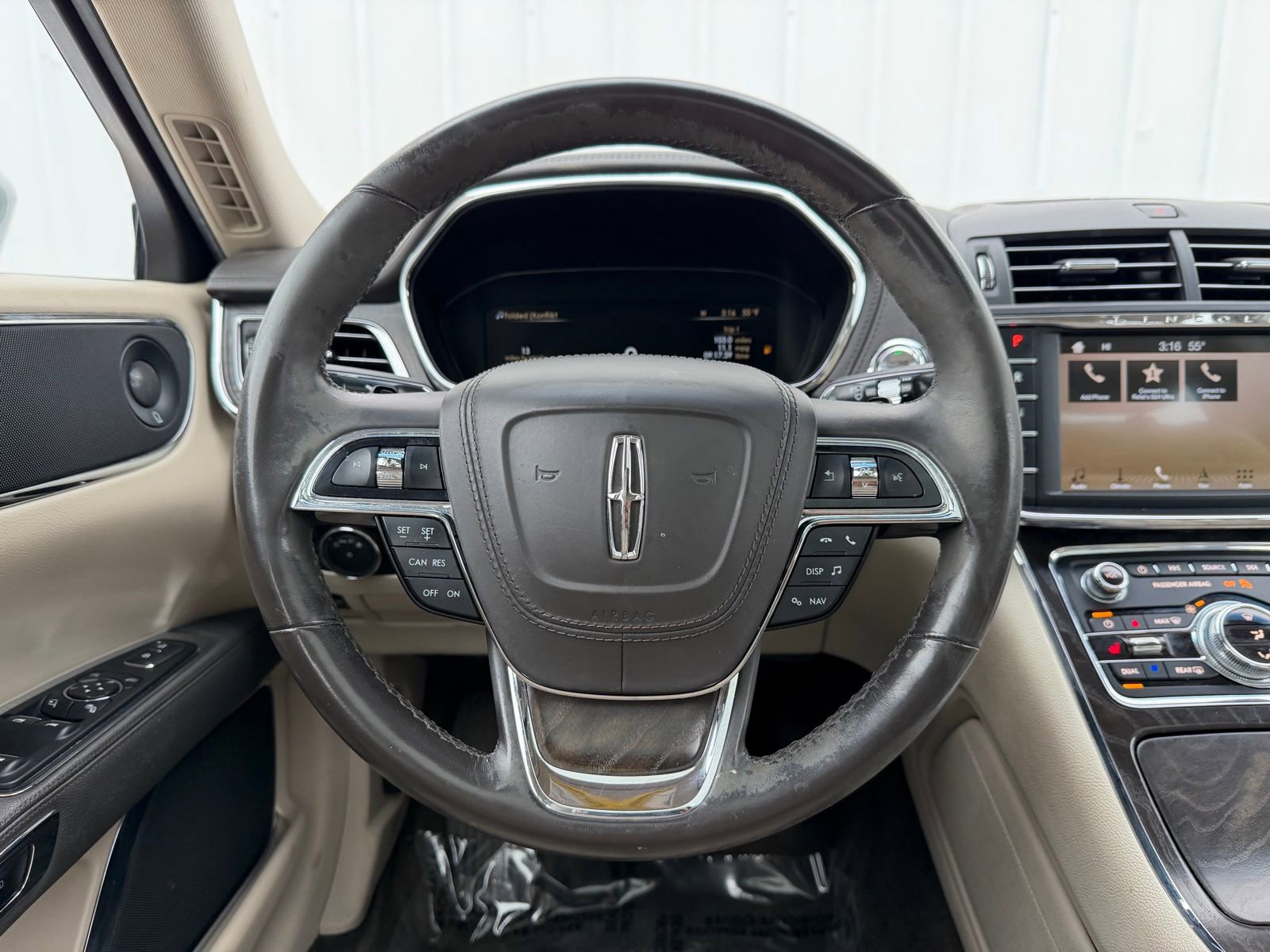 Used 2017 Lincoln Continental Select image 11
