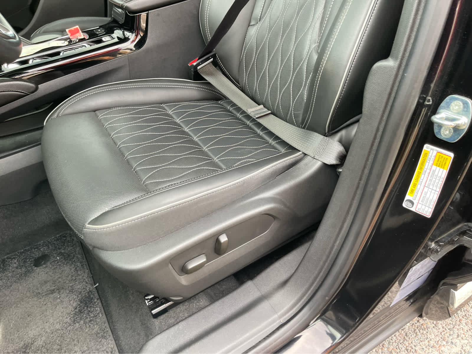 Used 2022 Buick Envision Avenir w/ Technology Package II FWD image 16