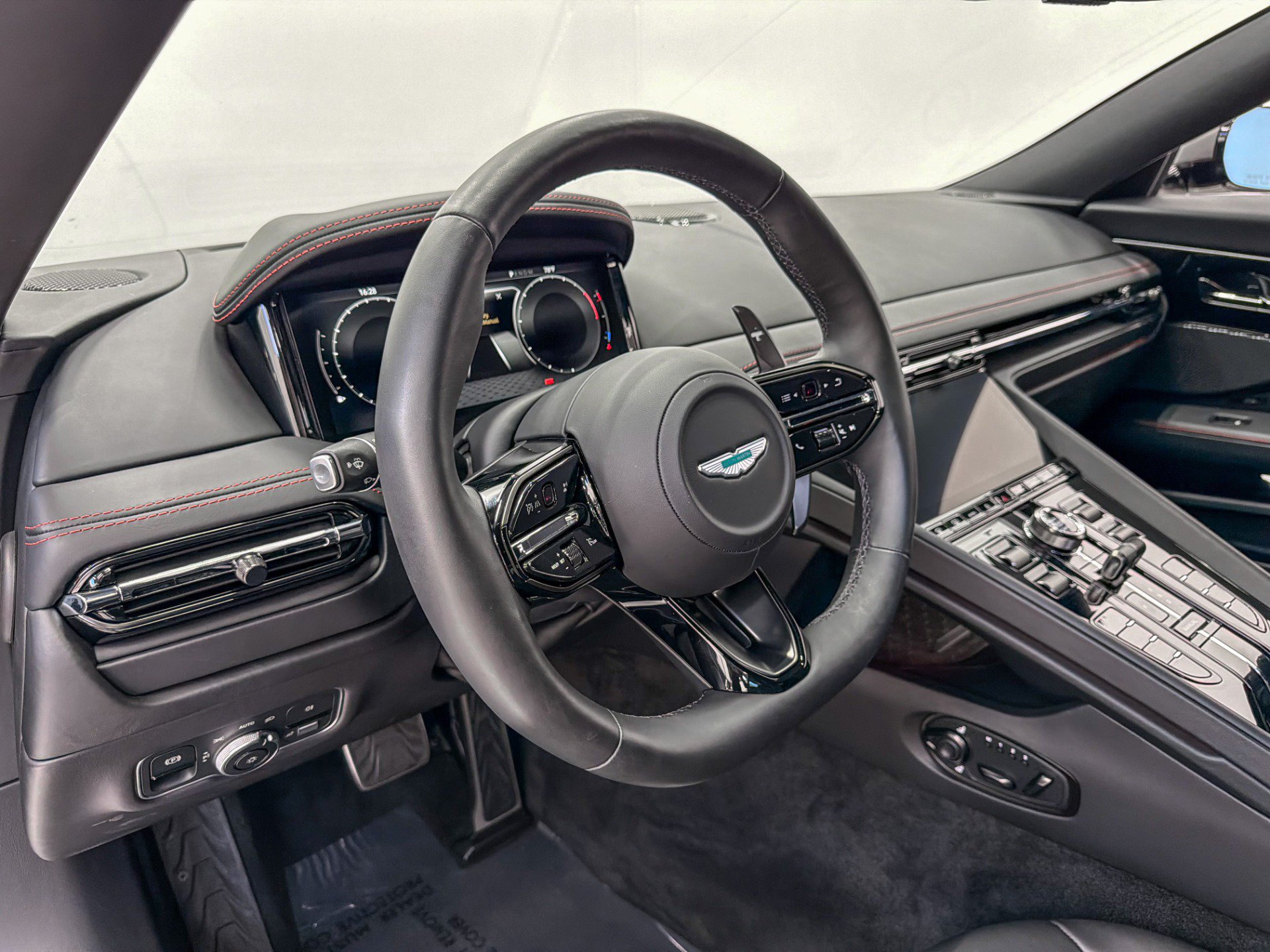 Used 2025 Aston Martin DB12 Coupe RWD image 13