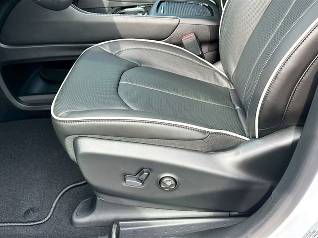 New 2026 Chrysler Pacifica Limited image 14