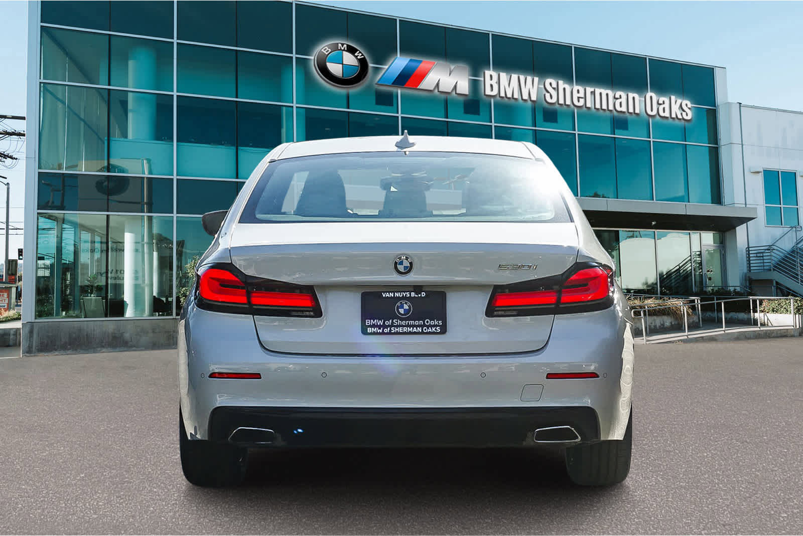 Certified 2023 BMW 530i w/ Premium Package image 3