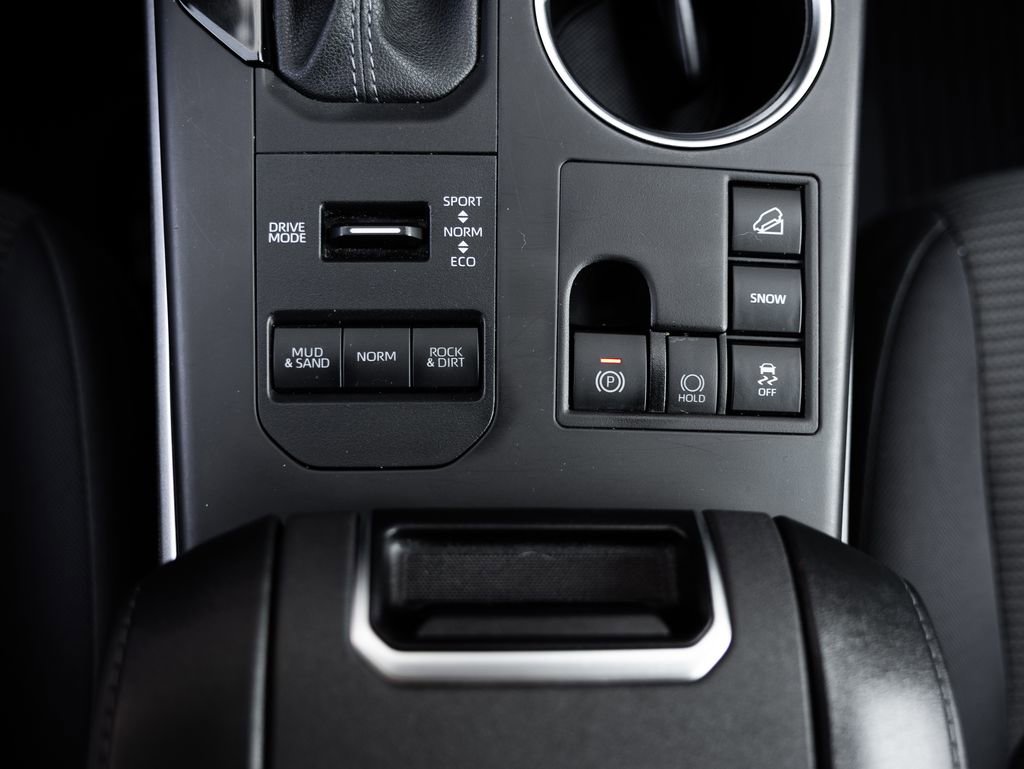 Used 2024 Toyota Highlander LE AWD/4WD image 30