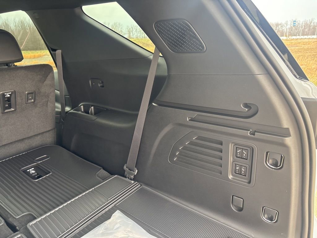New 2026 Chevrolet Traverse RS w/ LPO, Floor Liner Package AWD/4WD image 62