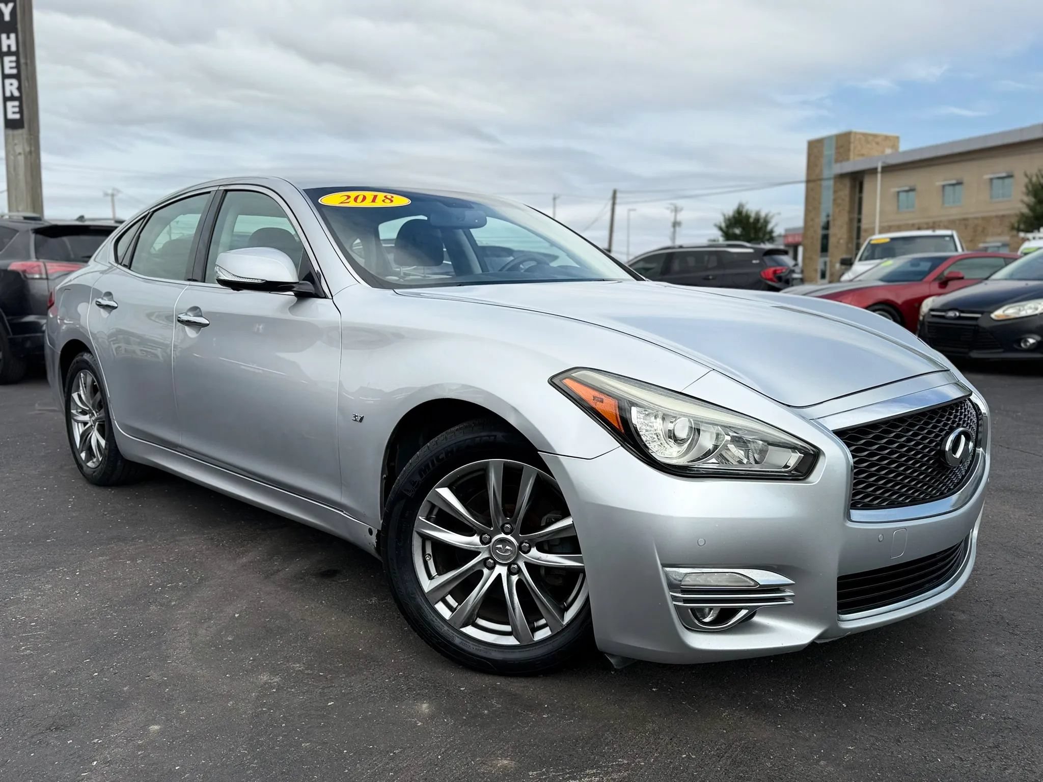 Used 2018 INFINITI Q70 Luxe RWD image 2