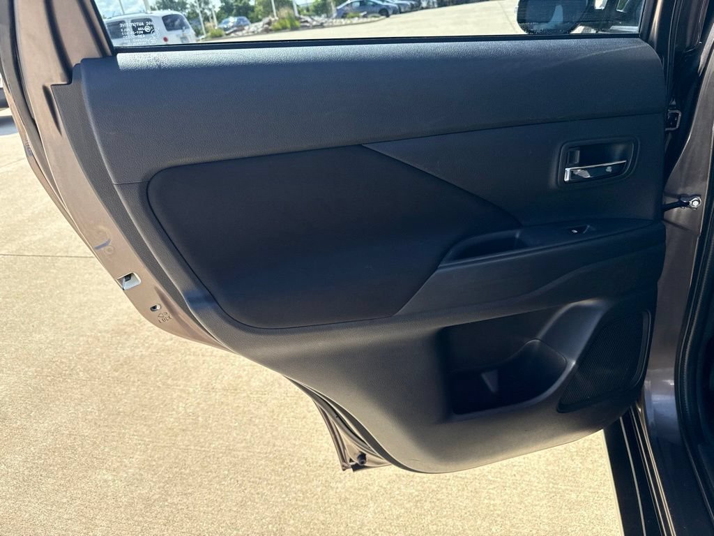 Used 2016 Mitsubishi Outlander SE AWD/4WD image 18