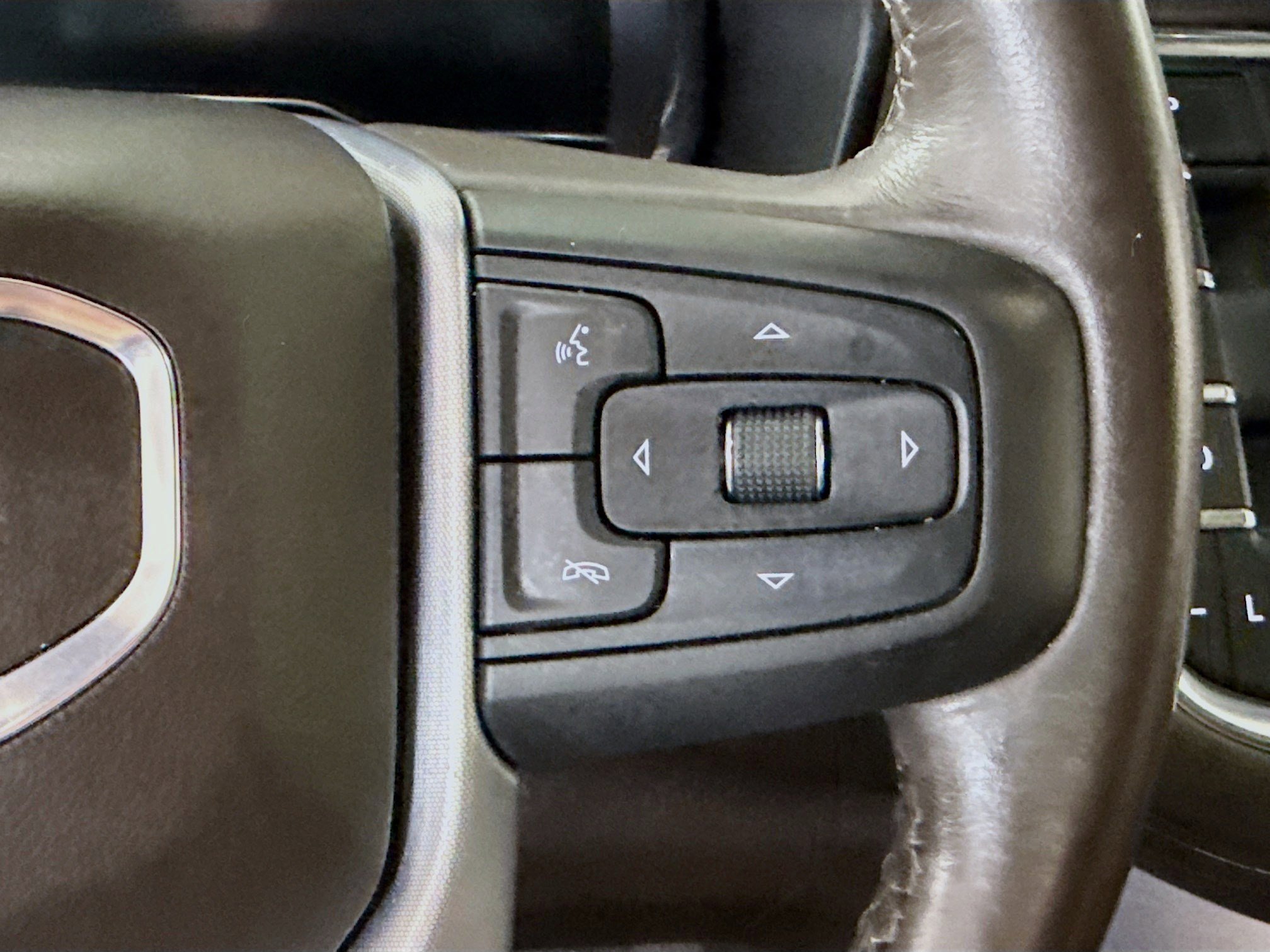 Used 2023 GMC Yukon SLE image 15