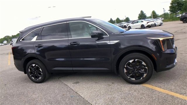 New 2025 Kia Sorento S image 4