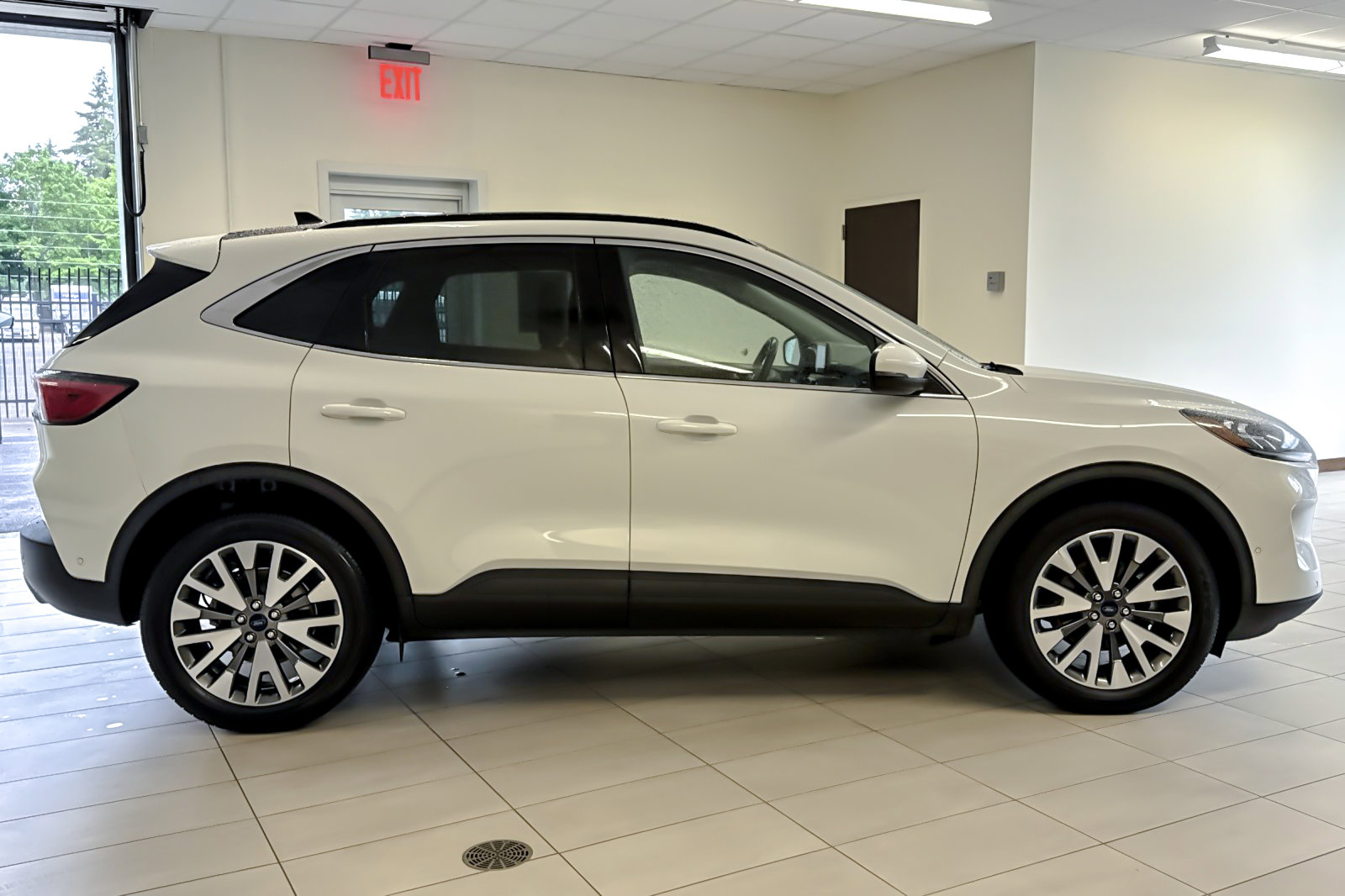 Certified 2020 Ford Escape Titanium AWD/4WD image 3