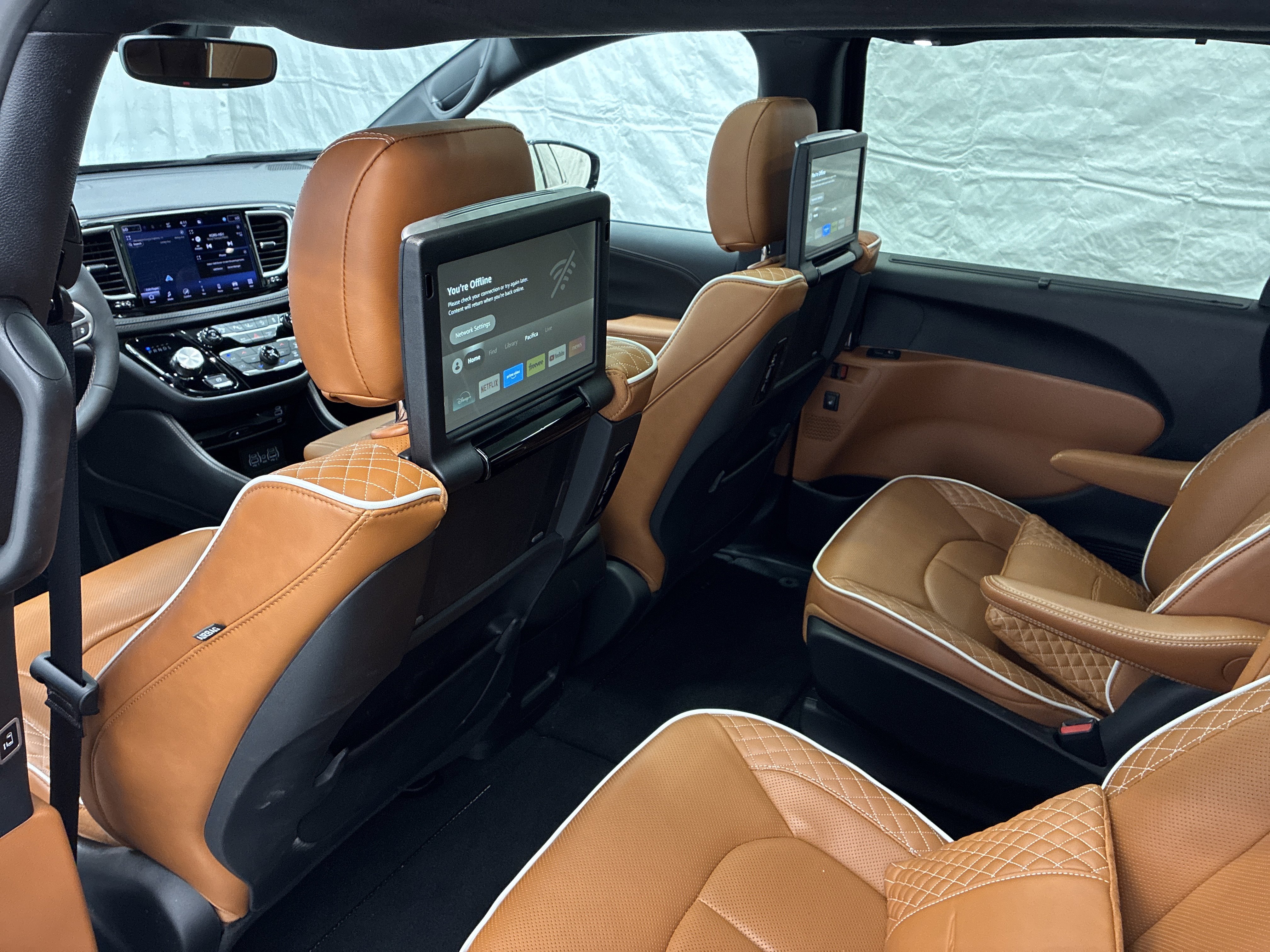 Certified 2025 Chrysler Pacifica Pinnacle w/ Trailer Tow Group AWD/4WD image 15