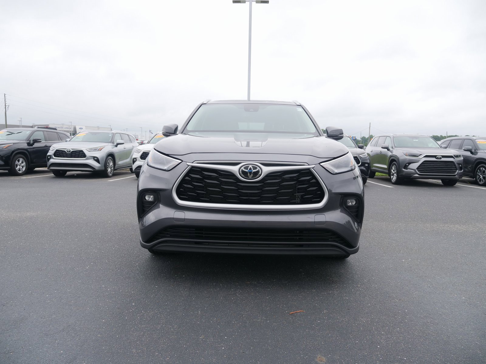 Used 2024 Toyota Highlander XLE image 9