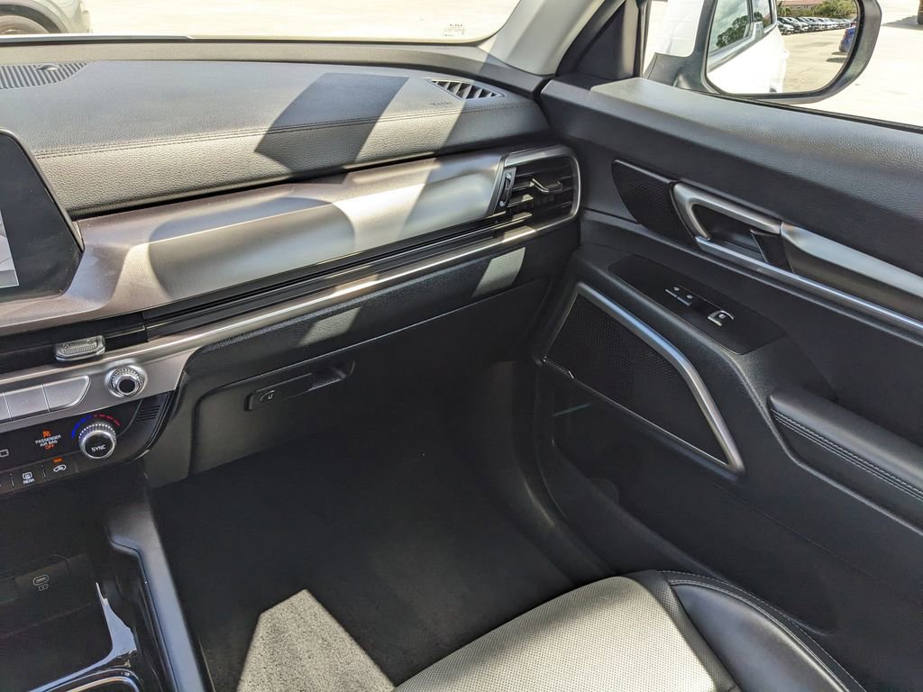 Certified 2025 Kia Telluride LX image 18