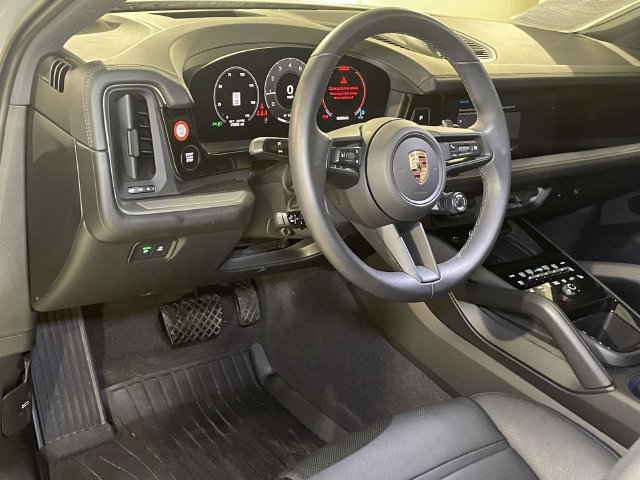 Certified 2025 Porsche Cayenne Coupe AWD/4WD image 4