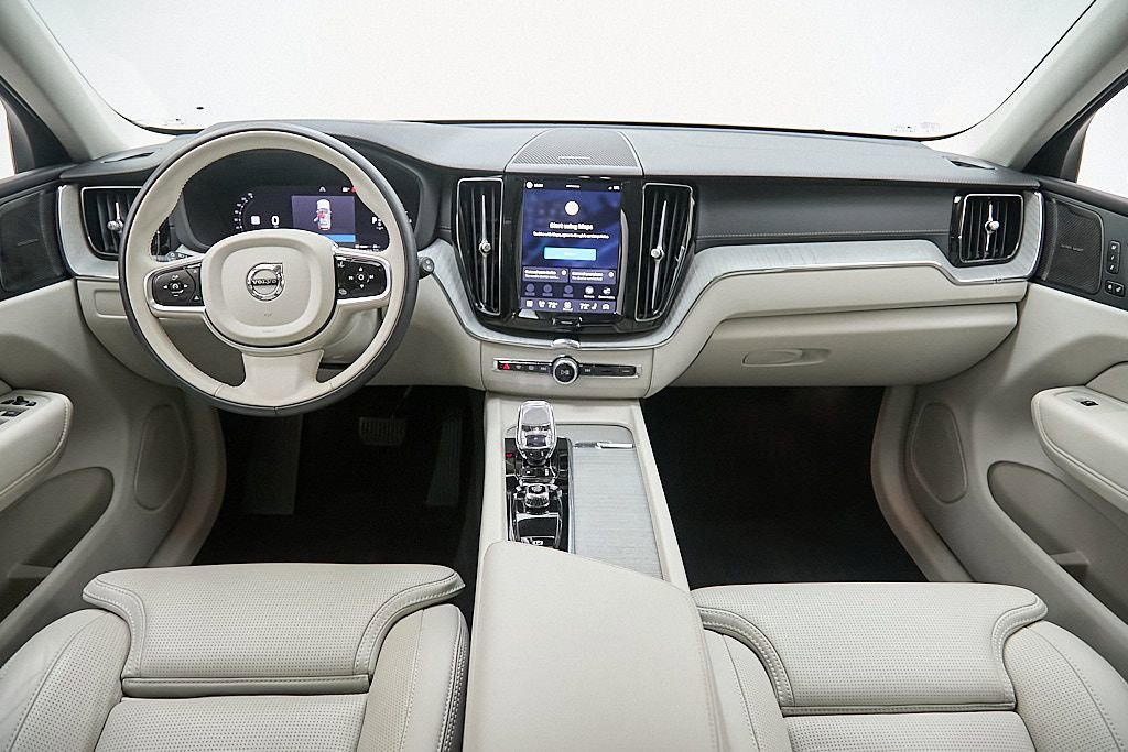Certified 2024 Volvo XC60 T8 Ultimate w/ Protection Package Premier image 25