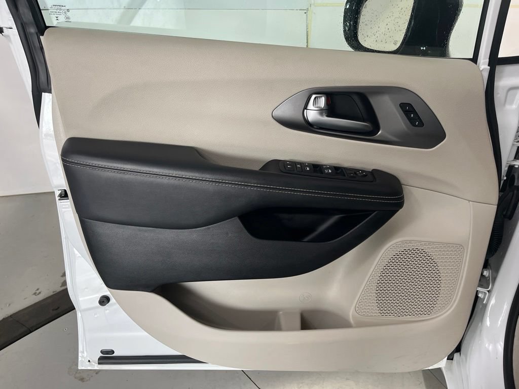 Used 2024 Chrysler Pacifica Touring-L FWD image 28