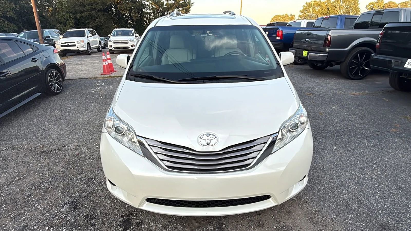 Used 2016 Toyota Sienna XLE image 2
