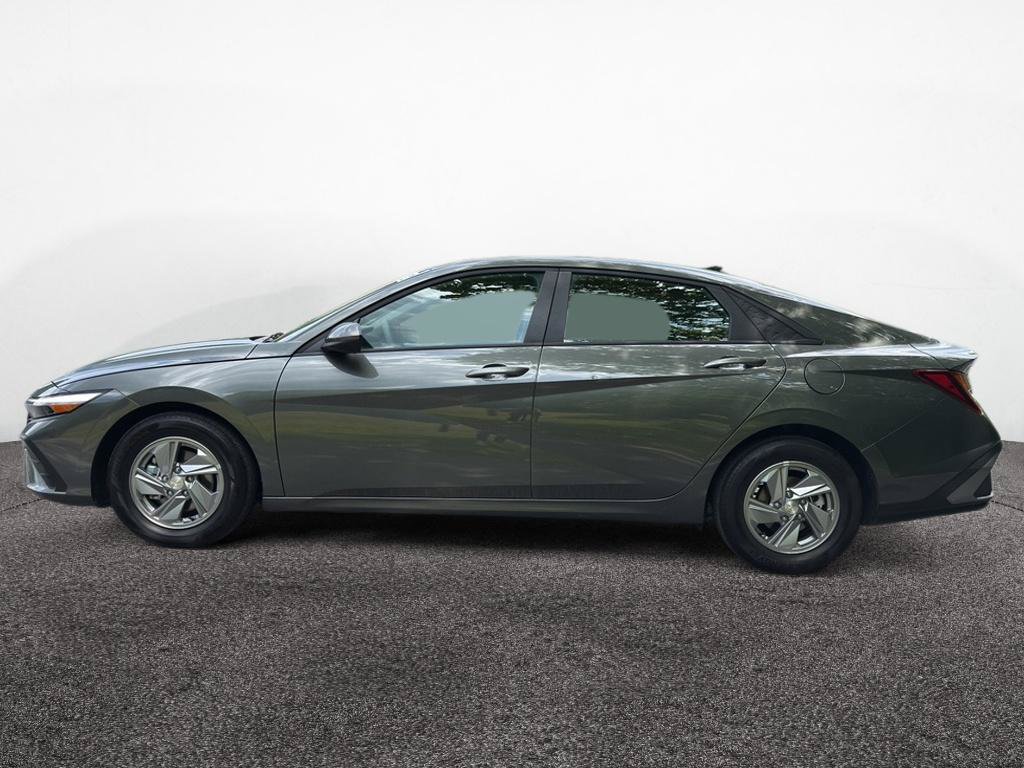 Certified 2026 Hyundai Elantra SE w/ Cargo Package FWD image 4