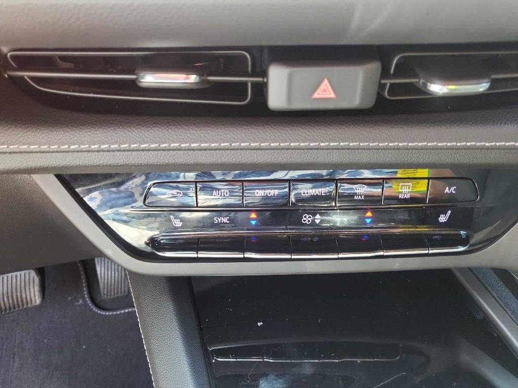 Used 2022 Buick Envision Essence w/ Safety Package image 10