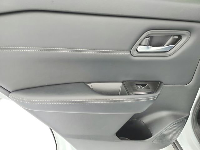 Used 2025 Nissan Rogue SL image 41