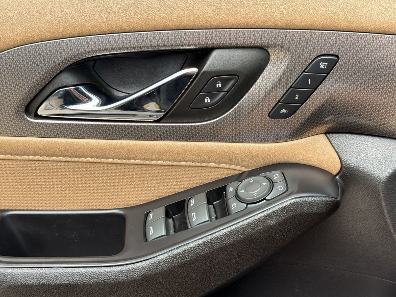 Used 2023 Chevrolet Traverse Premier FWD image 21