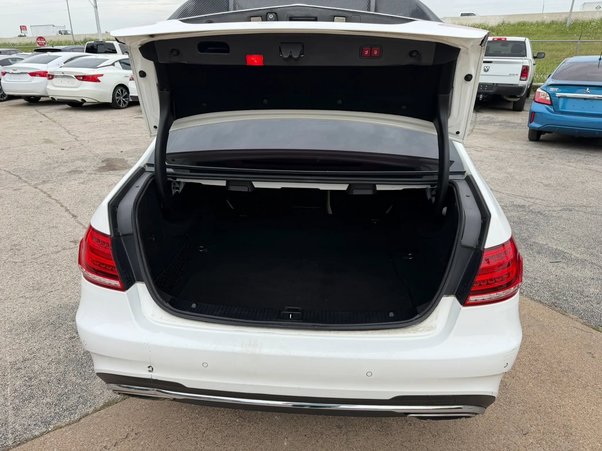 Used 2015 Mercedes-Benz E 400 Sedan w/ Lighting Package image 9