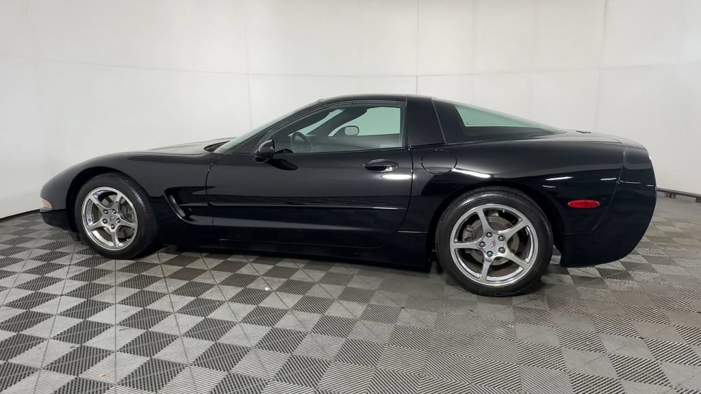 Used 2004 Chevrolet Corvette Coupe w/ Preferred Equipment Group RWD image 9