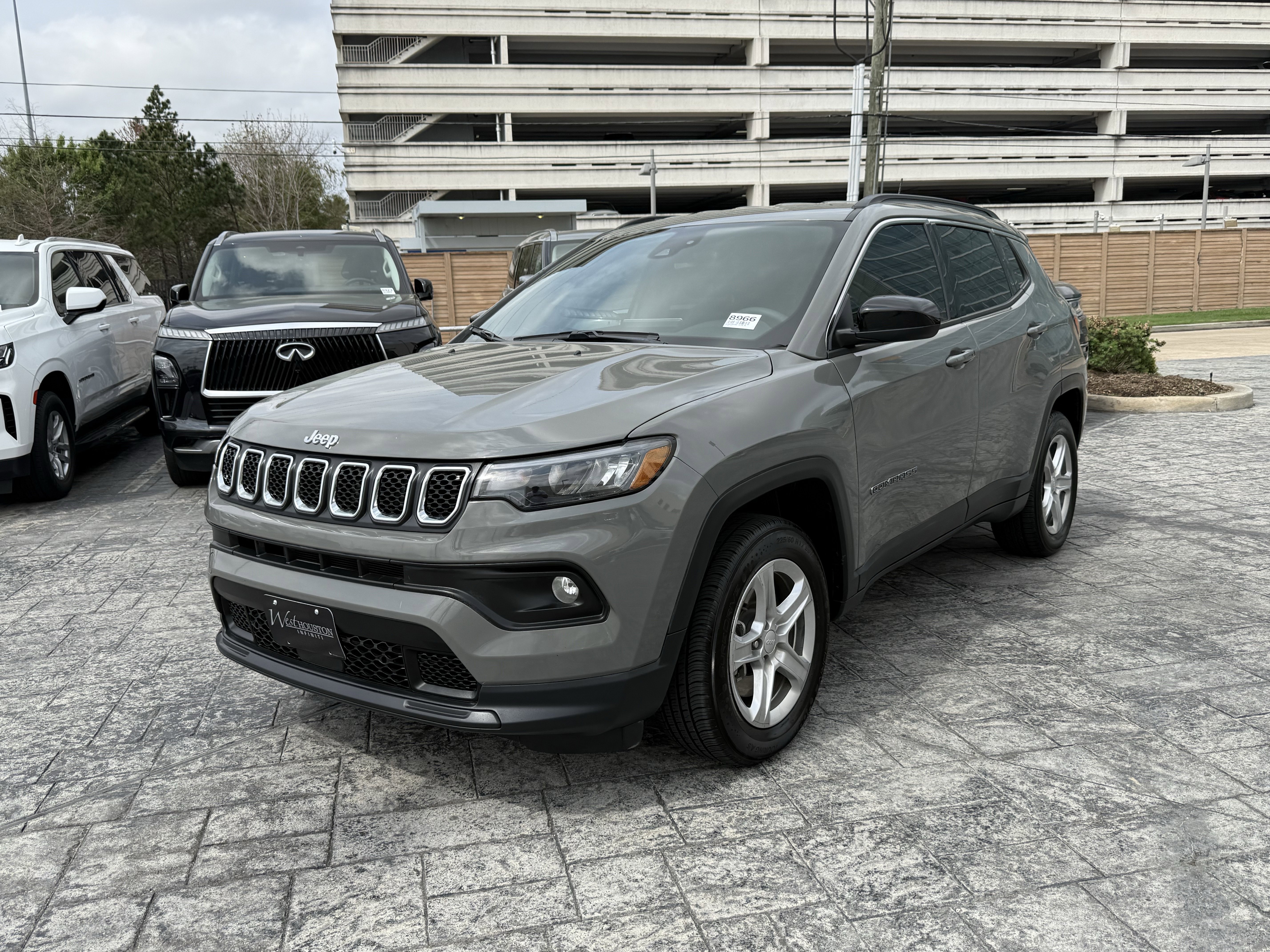 Used 2024 Jeep Compass Latitude image 3