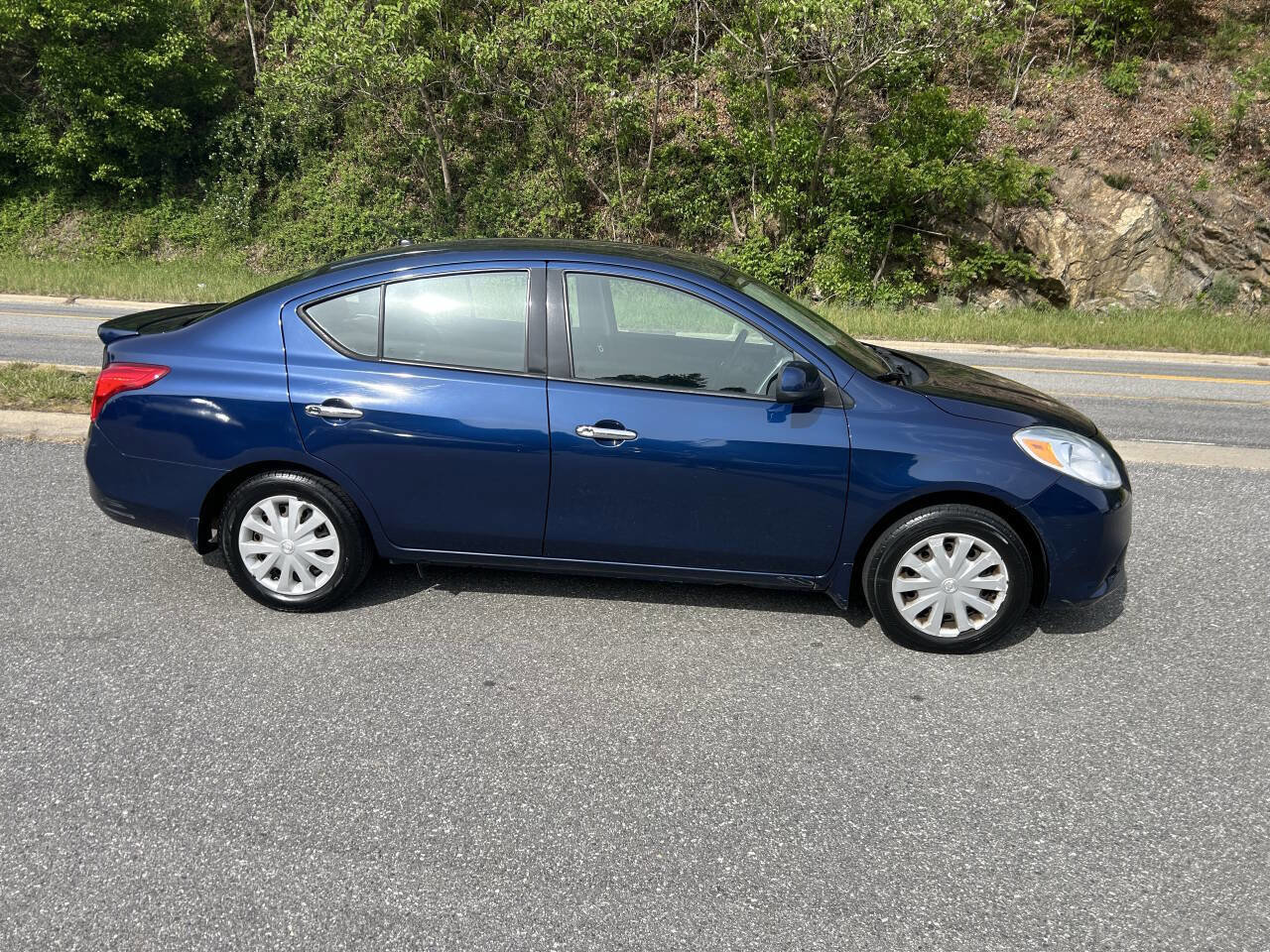 Used 2014 Nissan Versa SV FWD image 8
