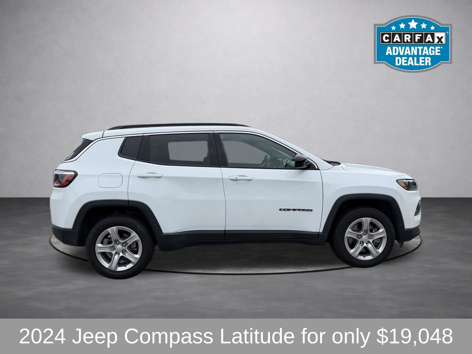 Used 2024 Jeep Compass Latitude AWD/4WD image 2