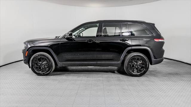 Used 2024 Jeep Grand Cherokee Altitude RWD image 3
